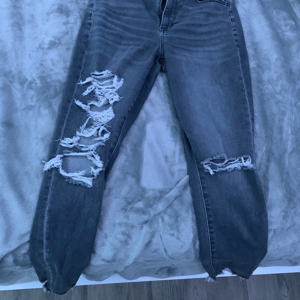 AMERICAN EAGLE RIPPED JEANS